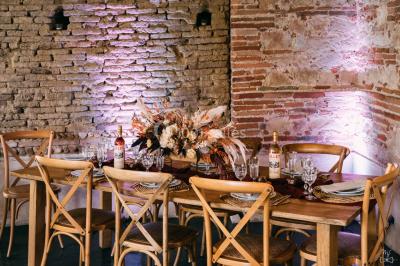 Un couple regarde un feu d'artifice illuminant le ciel nocturne, entouré d'arbres sombres.
