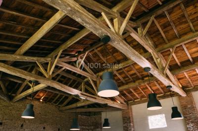 Un couple regarde un feu d'artifice illuminant le ciel nocturne, entouré d'arbres sombres.