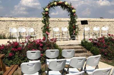 Canapé gris avec coussins, table basse avec magazines et télécommande, tableau mural et fenêtre laissant entrer la lumière.