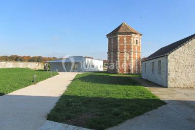 Miniature Location salle Villers-Cotterêts (Aisne) - Gites de Saint Remy #4 Salle à manger lumineuse avec une grande table en bois, des chaises hautes, des suspensions noires et un coin lecture.