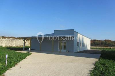 Miniature Location salle Villers-Cotterêts (Aisne) - Gites de Saint Remy #5 Salle à manger lumineuse avec une grande table en bois, des chaises hautes, des suspensions noires et un coin lecture.