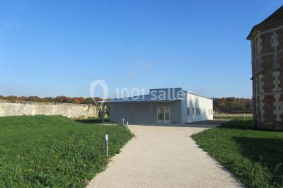 Miniature Location salle Villers-Cotterêts (Aisne) - Gites de Saint Remy #6 Salle à manger lumineuse avec une grande table en bois, des chaises hautes, des suspensions noires et un coin lecture.