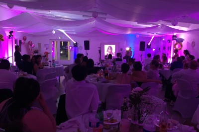 Miniature Location salle Villers-Cotterêts (Aisne) - Gites de Saint Remy #2 Salle à manger lumineuse avec une grande table en bois, des chaises hautes, des suspensions noires et un coin lecture.