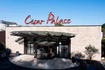 Salle de bowling avec plusieurs pistes, boules colorées au premier plan et décorations murales en bois et surf.