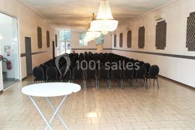 Entrée élégante avec un sol en mosaïque, un lustre en cristal, deux vases décoratifs et une statue en bois.