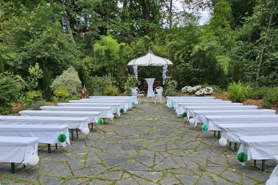Chambre d'hôtel lumineuse avec un lit double, un bureau près d'une fenêtre et des murs partiellement violets.