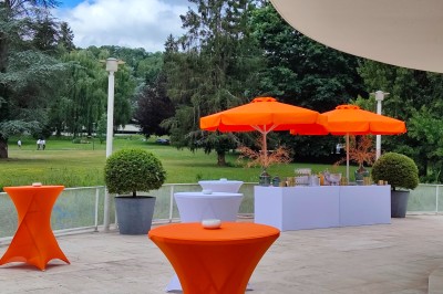 Chambre d'hôtel lumineuse avec un lit double, un bureau près d'une fenêtre et des murs partiellement violets.