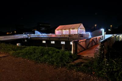 Buffet coloré avec pains, brochettes de fruits, charcuteries et décorations florales en fruits exotiques.