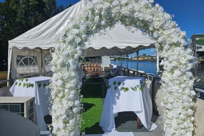 Buffet coloré avec pains, brochettes de fruits, charcuteries et décorations florales en fruits exotiques.