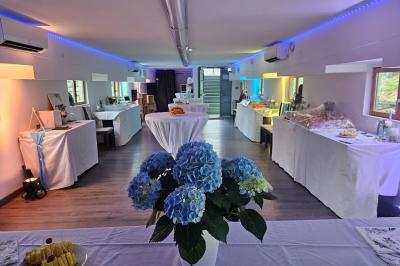 Buffet coloré avec pains, brochettes de fruits, charcuteries et décorations florales en fruits exotiques.