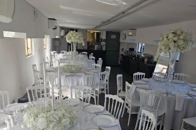 Buffet coloré avec pains, brochettes de fruits, charcuteries et décorations florales en fruits exotiques.