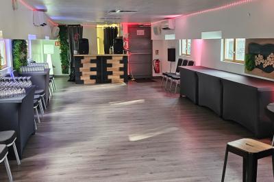 Buffet coloré avec pains, brochettes de fruits, charcuteries et décorations florales en fruits exotiques.