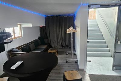 Buffet coloré avec pains, brochettes de fruits, charcuteries et décorations florales en fruits exotiques.