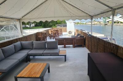 Buffet coloré avec pains, brochettes de fruits, charcuteries et décorations florales en fruits exotiques.