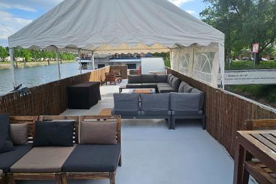 Buffet coloré avec pains, brochettes de fruits, charcuteries et décorations florales en fruits exotiques.