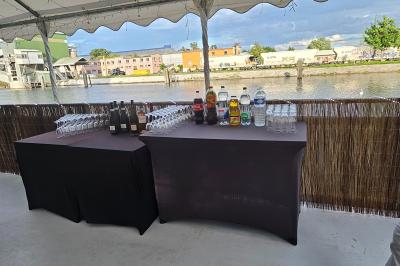 Buffet coloré avec pains, brochettes de fruits, charcuteries et décorations florales en fruits exotiques.