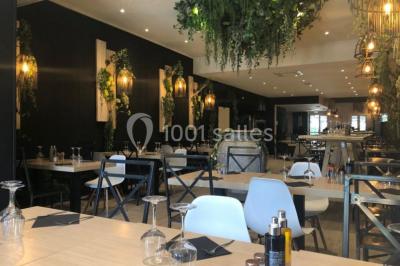 Assiette contenant des feuilles de radicchio garnies de foie gras et de morceaux de pomme disposés en étoile.