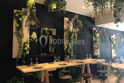 Assiette contenant des feuilles de radicchio garnies de foie gras et de morceaux de pomme disposés en étoile.