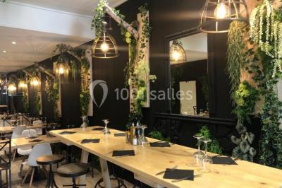 Assiette contenant des feuilles de radicchio garnies de foie gras et de morceaux de pomme disposés en étoile.