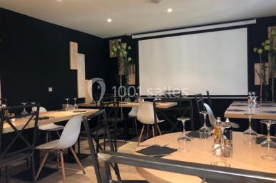 Assiette contenant des feuilles de radicchio garnies de foie gras et de morceaux de pomme disposés en étoile.