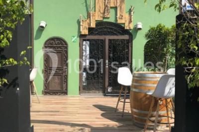 Assiette contenant des feuilles de radicchio garnies de foie gras et de morceaux de pomme disposés en étoile.