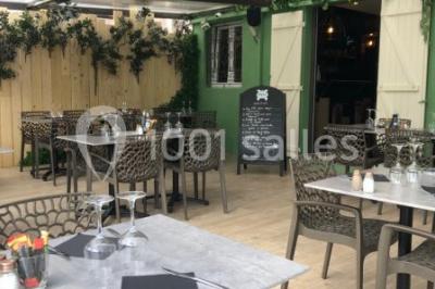 Assiette contenant des feuilles de radicchio garnies de foie gras et de morceaux de pomme disposés en étoile.