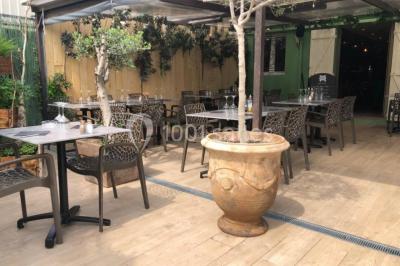 Assiette contenant des feuilles de radicchio garnies de foie gras et de morceaux de pomme disposés en étoile.