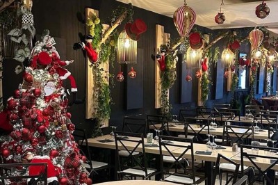 Assiette contenant des feuilles de radicchio garnies de foie gras et de morceaux de pomme disposés en étoile.