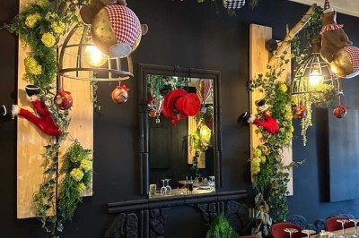 Assiette contenant des feuilles de radicchio garnies de foie gras et de morceaux de pomme disposés en étoile.