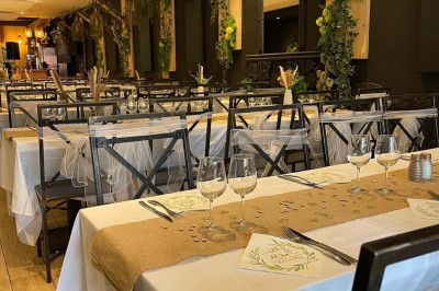 Assiette contenant des feuilles de radicchio garnies de foie gras et de morceaux de pomme disposés en étoile.