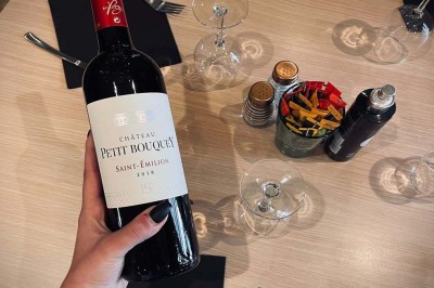 Assiette contenant des feuilles de radicchio garnies de foie gras et de morceaux de pomme disposés en étoile.