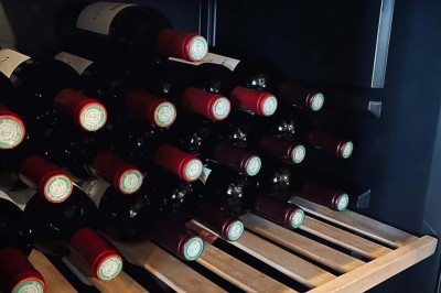 Assiette contenant des feuilles de radicchio garnies de foie gras et de morceaux de pomme disposés en étoile.