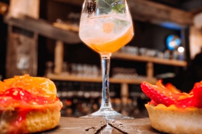 Assiette contenant des feuilles de radicchio garnies de foie gras et de morceaux de pomme disposés en étoile.
