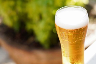 Assiette contenant des feuilles de radicchio garnies de foie gras et de morceaux de pomme disposés en étoile.