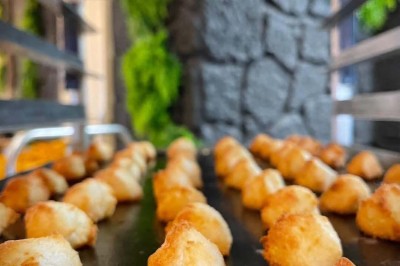 Assiette contenant des feuilles de radicchio garnies de foie gras et de morceaux de pomme disposés en étoile.