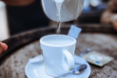 Assiette contenant des feuilles de radicchio garnies de foie gras et de morceaux de pomme disposés en étoile.