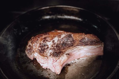 Assiette contenant des feuilles de radicchio garnies de foie gras et de morceaux de pomme disposés en étoile.