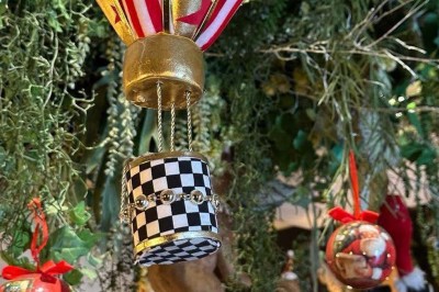 Assiette contenant des feuilles de radicchio garnies de foie gras et de morceaux de pomme disposés en étoile.