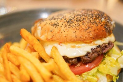 Assiette contenant des feuilles de radicchio garnies de foie gras et de morceaux de pomme disposés en étoile.