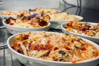 Assiette contenant des feuilles de radicchio garnies de foie gras et de morceaux de pomme disposés en étoile.