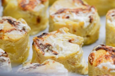Assiette contenant des feuilles de radicchio garnies de foie gras et de morceaux de pomme disposés en étoile.