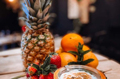 Assiette contenant des feuilles de radicchio garnies de foie gras et de morceaux de pomme disposés en étoile.