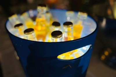 Assiette contenant des feuilles de radicchio garnies de foie gras et de morceaux de pomme disposés en étoile.