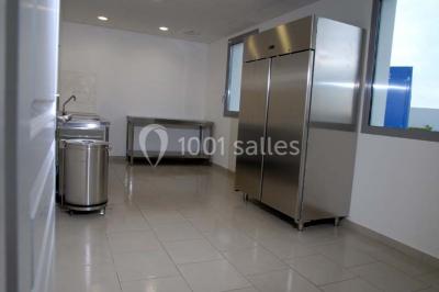 Assiette de saumon fumé avec tranches de citron vert, toasts garnis de crème et tomate, présentée sur un fond noir.