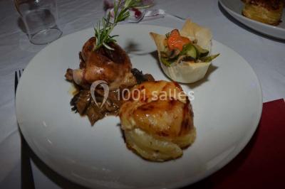 Assiette de saumon fumé avec tranches de citron vert, toasts garnis de crème et tomate, présentée sur un fond noir.