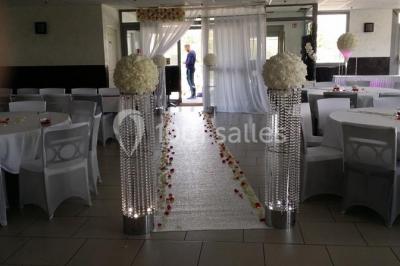Assiette de saumon fumé avec tranches de citron vert, toasts garnis de crème et tomate, présentée sur un fond noir.