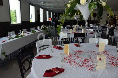 Assiette de saumon fumé avec tranches de citron vert, toasts garnis de crème et tomate, présentée sur un fond noir.