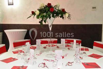 Assiette de saumon fumé avec tranches de citron vert, toasts garnis de crème et tomate, présentée sur un fond noir.