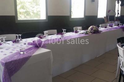 Assiette de saumon fumé avec tranches de citron vert, toasts garnis de crème et tomate, présentée sur un fond noir.