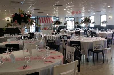 Assiette de saumon fumé avec tranches de citron vert, toasts garnis de crème et tomate, présentée sur un fond noir.